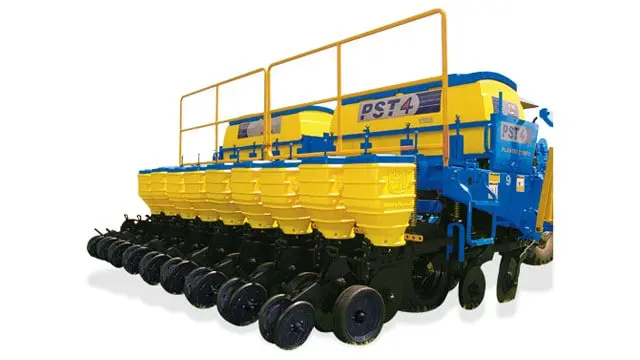 uma plantadeira-adubadora agrícola, modelo PST 4, apresentada de forma isolada sobre um fundo branco. O equipa