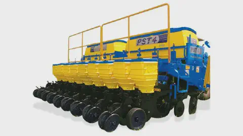 uma plantadeira-adubadora agrícola, modelo PST 4, apresentada de forma isolada sobre um fundo branco. O equipa