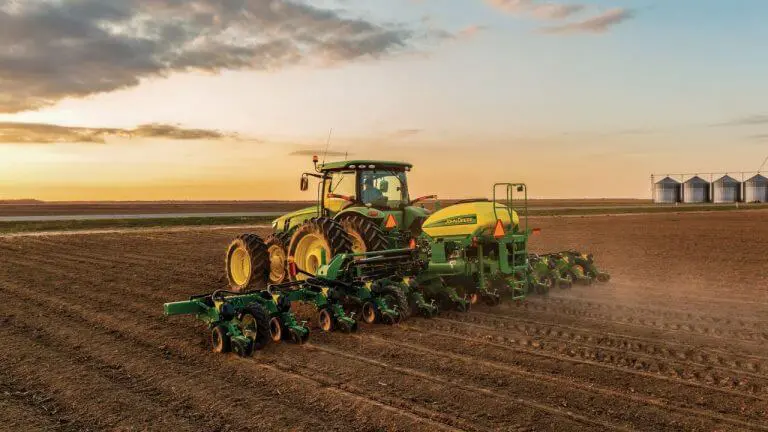 cena de agricultura moderna e de alta tecnologia. Em primeiro plano, um trator John Deere de grande port
