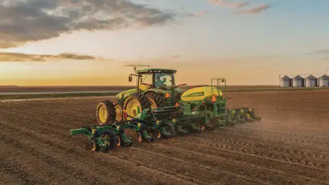 cena de agricultura moderna e de alta tecnologia. Em primeiro plano, um trator John Deere de grande port