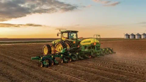 cena de agricultura moderna e de alta tecnologia. Em primeiro plano, um trator John Deere de grande port