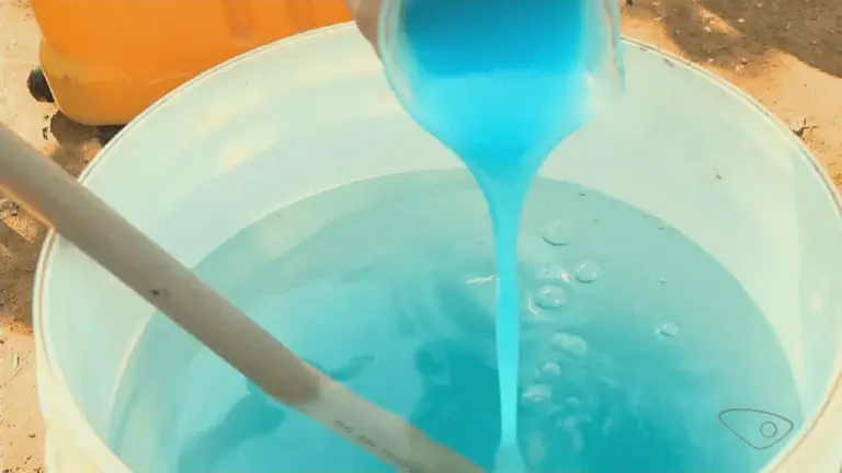 Preparo de Calda Agrícola: Guia de Mistura de Defensivos close-up do processo de preparação de uma calda agrícola. Um líquido azul, viscoso e concentrado está send
