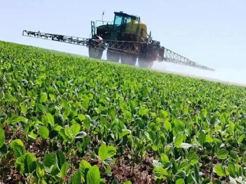 Pulverizador agrícola em operação aplicando bioestimulante foliar em lavoura de soja com tecnologia de precisão