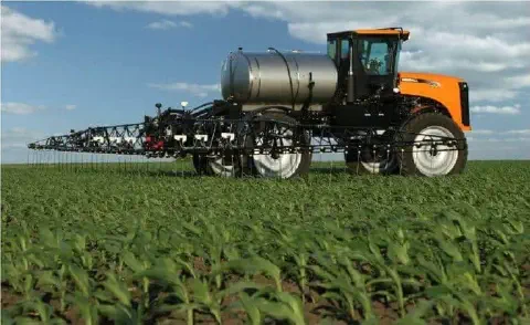 pulverizador autopropelido de grande porte, um equipamento essencial na agricultura moderna, posicionado em