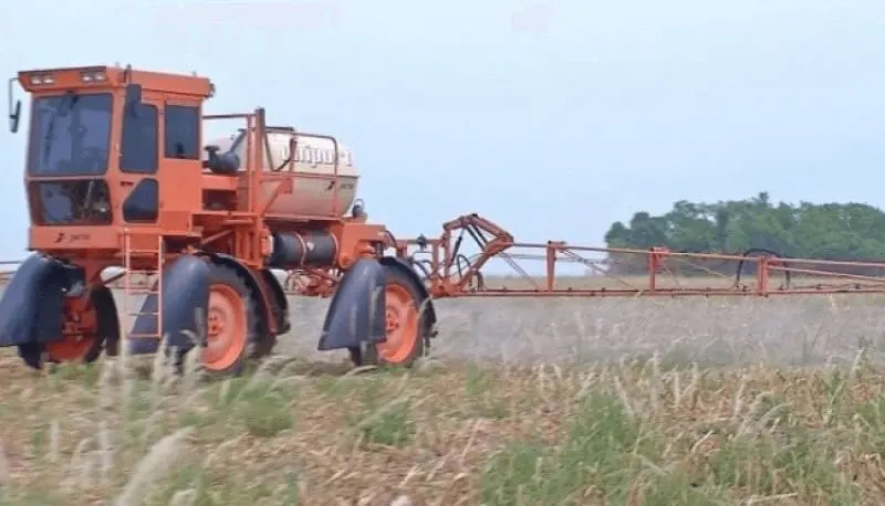 Pulverizador Agrícola: Tecnologia na Aplicação de Defensivos pulverizador autopropelido de grande porte, da marca Jacto e de cor laranja, em plena operação numa lavoura