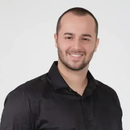 retrato profissional, estilo &#39;headshot&#39;, de um homem jovem, posicionado contra um fundo branco e neutro. Ele te