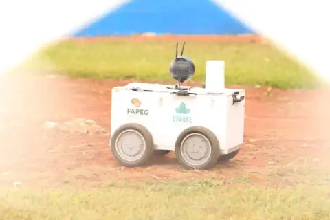 protótipo de robô agrícola, um veículo autônomo de quatro rodas projetado para operar em campo. Com um chas