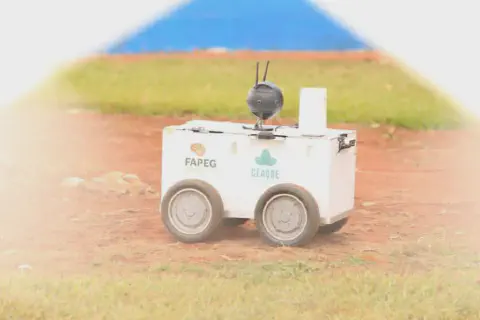 protótipo de robô agrícola, um veículo autônomo de quatro rodas projetado para operar em campo. Com um chas