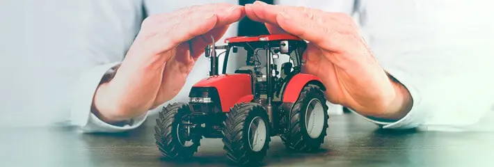 Miniatura de trator vermelho sobre mesa de escritório