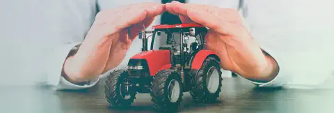 Miniatura de trator vermelho sobre mesa de escritório