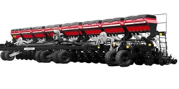 uma semeadora-adubadora de grande porte, modelo SP Giga Air da marca Baldan, fotografada em um fundo branco qu