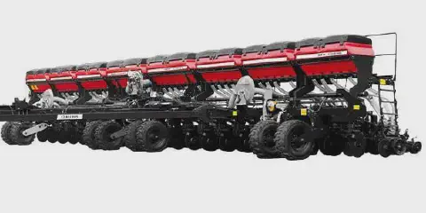 uma semeadora-adubadora de grande porte, modelo SP Giga Air da marca Baldan, fotografada em um fundo branco qu