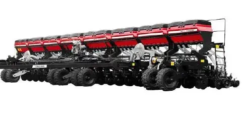 uma semeadora-adubadora de grande porte, modelo SP Giga Air da marca Baldan, fotografada em um fundo branco qu