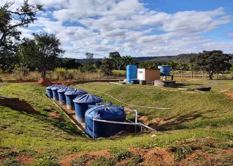 instalação de infraestrutura hídrica em uma propriedade rural. Em primeiro plano, vemos um sistema compo
