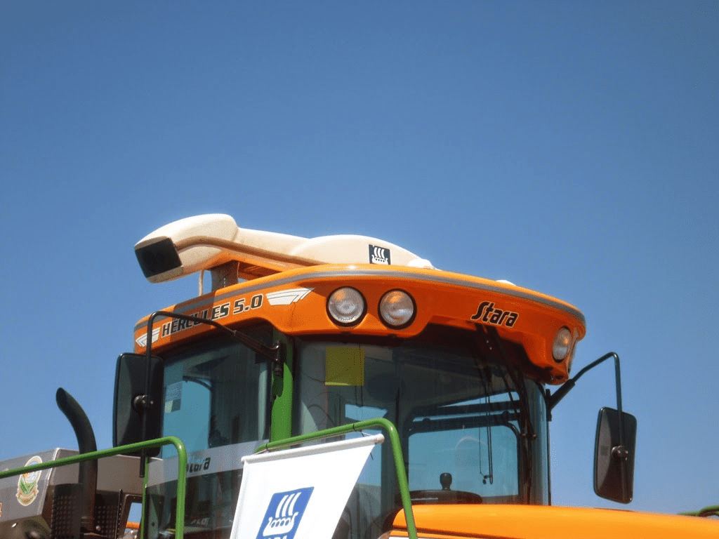 Stara Hércules 5.0: Tecnologia em Maquinário Agrícola close-up da cabine de um maquinário agrícola moderno, o distribuidor autopropelido Hércules 5.0 da marca St
