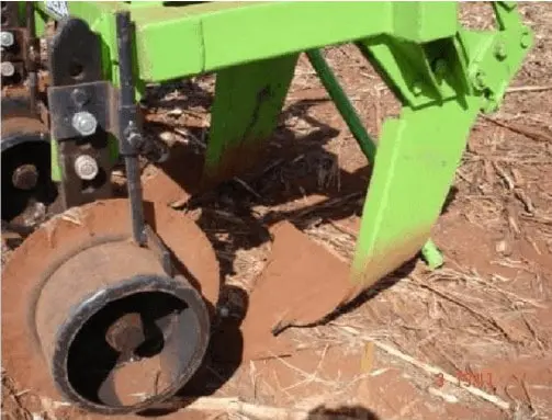 Ilustração mostrando o efeito da compactação e erosão do solo pelo maquinário.