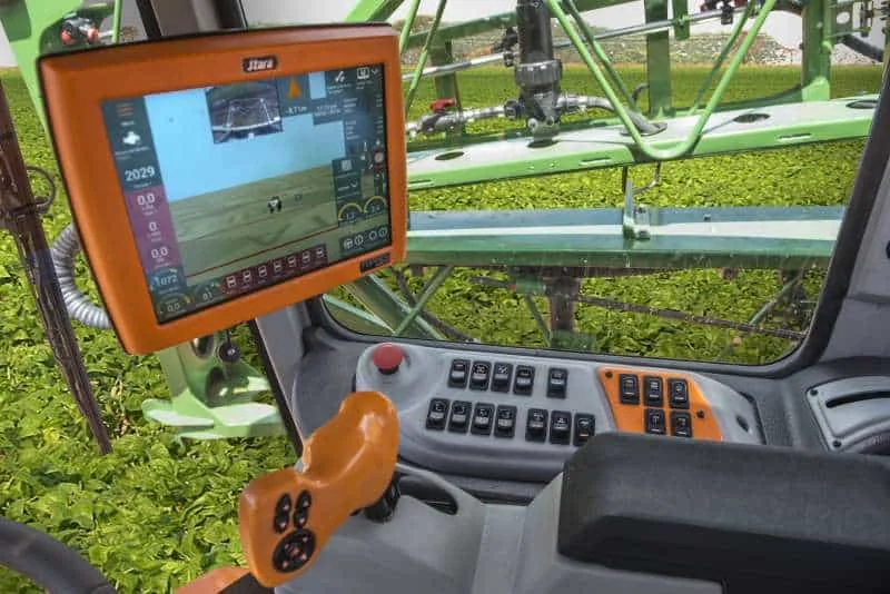 visão interna da cabine de um pulverizador autopropelido moderno, uma máquina agrícola de alta tecnologia.