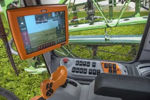 visão interna da cabine de um pulverizador autopropelido moderno, uma máquina agrícola de alta tecnologia.