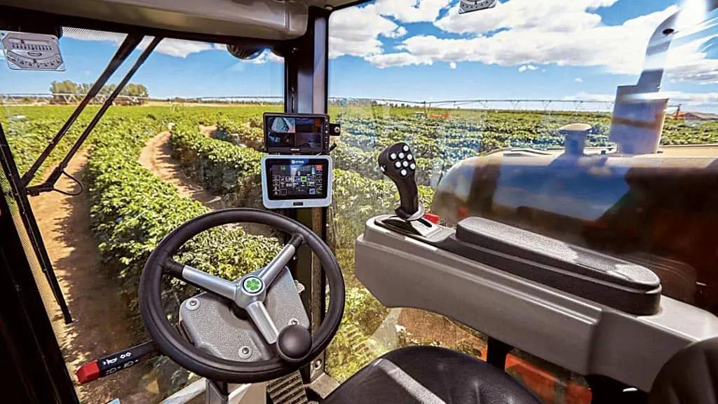 visão em primeira pessoa de dentro da cabine de uma máquina agrícola de alta tecnologia, possivelmente uma