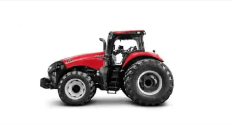 trator agrícola de grande porte da marca Case IH, em um fundo branco e limpo. O veículo é apresentado de pe