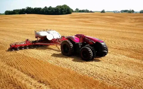trator autônomo de design futurista, o conceito Case IH Magnum, operando em um vasto campo agrícola. O veíc