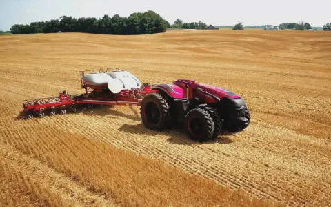 trator autônomo de design futurista, o conceito Case IH Magnum, operando em um vasto campo agrícola. O veíc