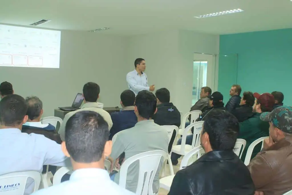Treinamento em Software de Gestão Agrícola para Equipes imagem retrata um ambiente de treinamento ou uma palestra corporativa, provavelmente focada no setor do agronegócio. Um ins