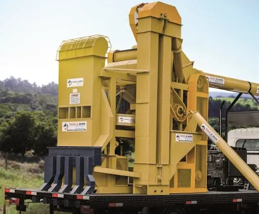 uma Unidade Móvel de Beneficiamento (UMB) de grãos e sementes, um equipamento agrícola de grande porte, pintad