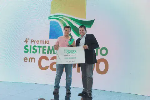 Raul Neto, cliente Aegro, sendo reconhecido como propriedade referência no prêmio Sistema Famato em Campo