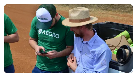 Equipe da Aegro no campo com produtores.