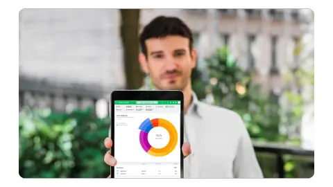 Contador analisando dados financeiros no computador com software Aegro.