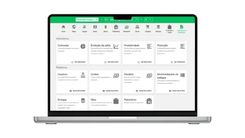 Produtor anotando tarefas agrícolas com o Aegro.