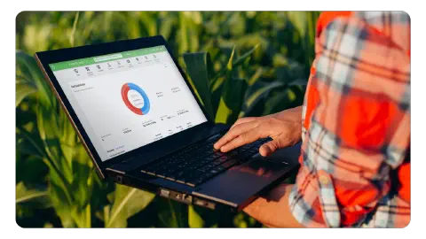 Consultor agronômico usando o Aegro na lavoura.