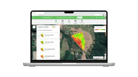 Consultor usando funções de monitoramento do Aegro na lavoura.