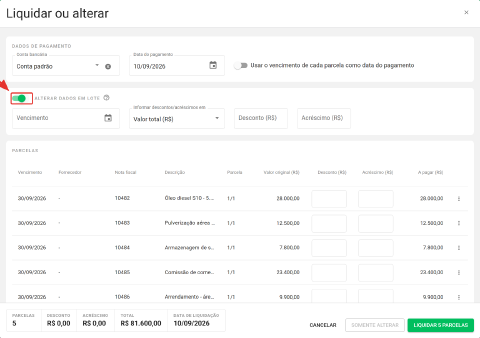 Painel com a chave Alterar dados em lote ligada, exibindo os campos de vencimento, tipo de valor, desconto e acréscimo